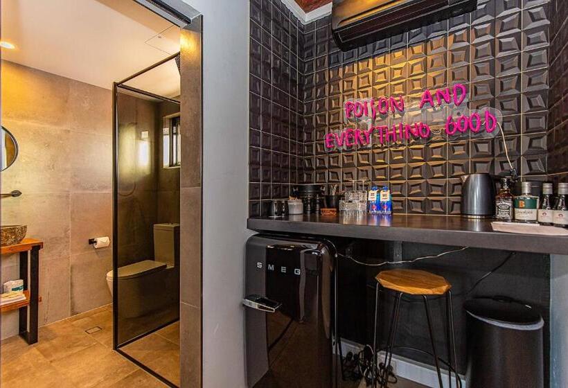 스위트 킹사이즈 침대, The Pink Hotel Coolangatta