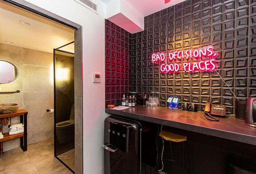 패밀리 룸, The Pink Hotel Coolangatta
