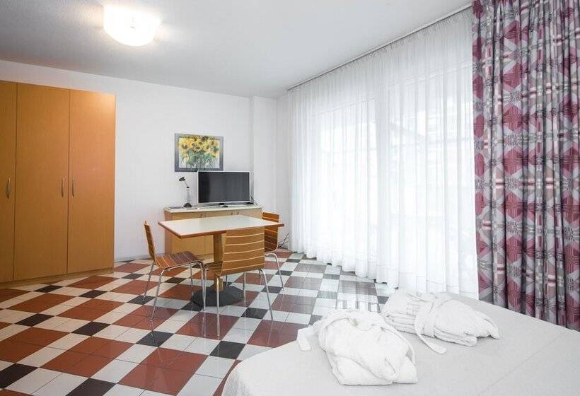 스탠다드 스튜디오, Piazzi House