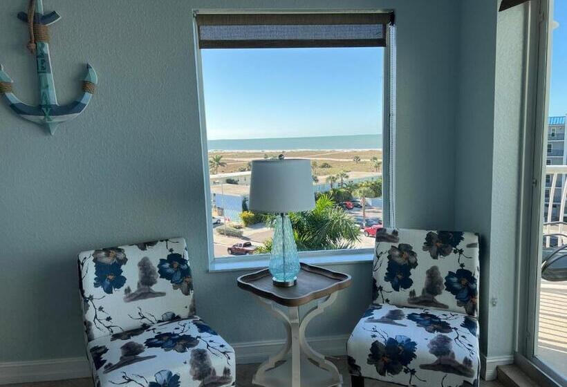 اتاق استاندارد, Crystal Palms Resort Treasure Island Penthouse Unit 603