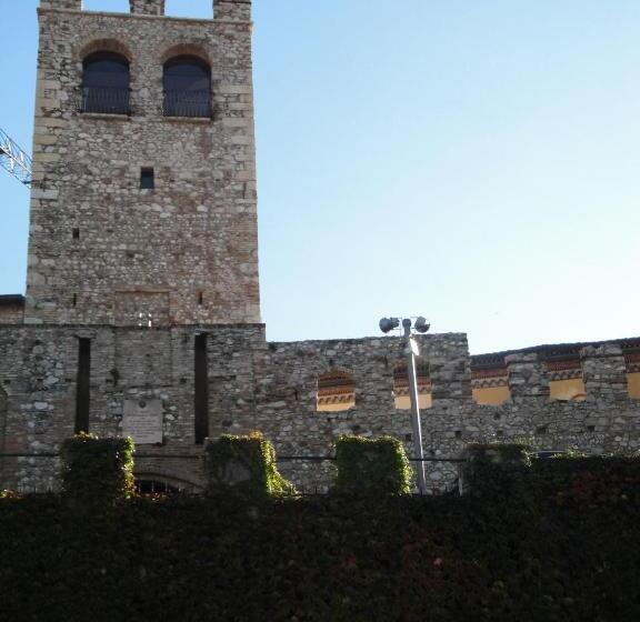 سوییت جونیور لوکس, The Tower Of The Old King