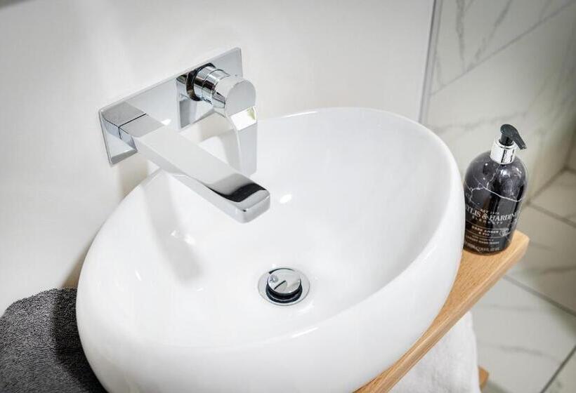 Номер Стандарт, Kings Arms Suites   Luxury Double   Freestanding Bath   Self Check In