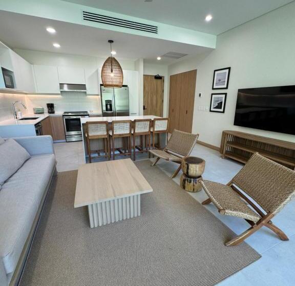 Апартаменты 2 Спальни, 2 Bedroom Jungle View Penthouse With Pool & Jacuzzi