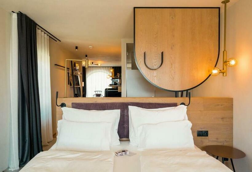 Люкс Повышенной Комфортности, Gloriette Guesthouse Boutique