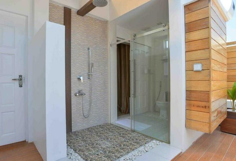 Deluxe Suite Sea View, Coconut Tree Hulhuvilla Beach