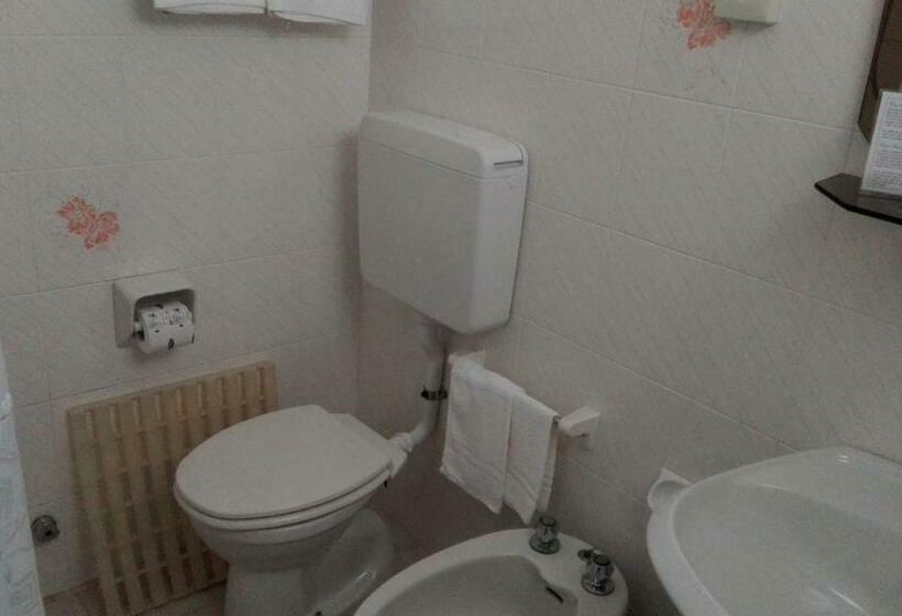 غرفة إقتصادية فردية, Promenade