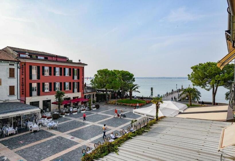 غرفة قياسية رباعية, Le Rêve   Lake View Rooms