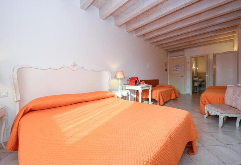 غرفة قياسية رباعية, Le Rêve   Lake View Rooms