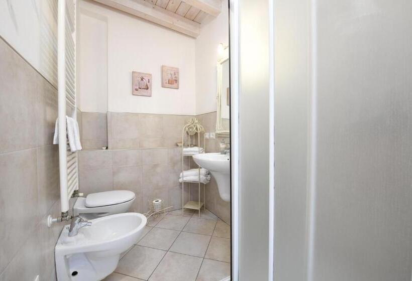 غرفة قياسية مزوَّدة بشُرفة, Le Rêve   Lake View Rooms