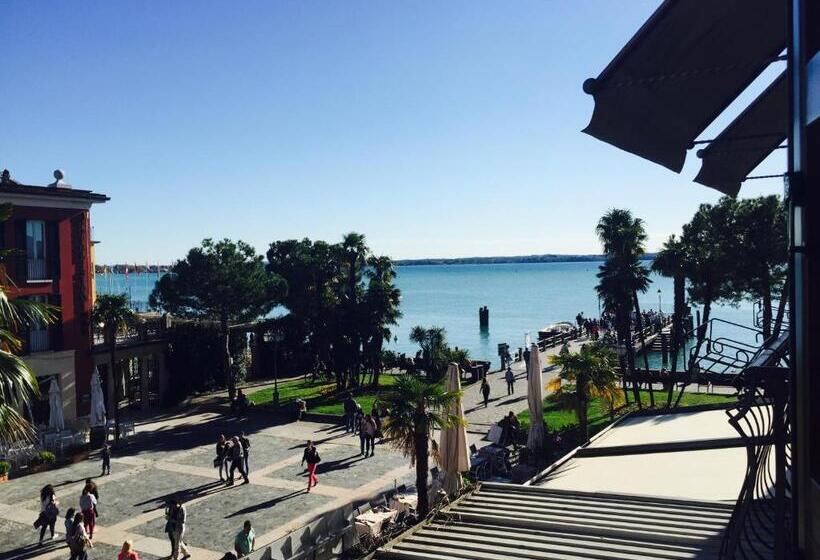 غرفة قياسية رباعية, Le Rêve   Lake View Rooms
