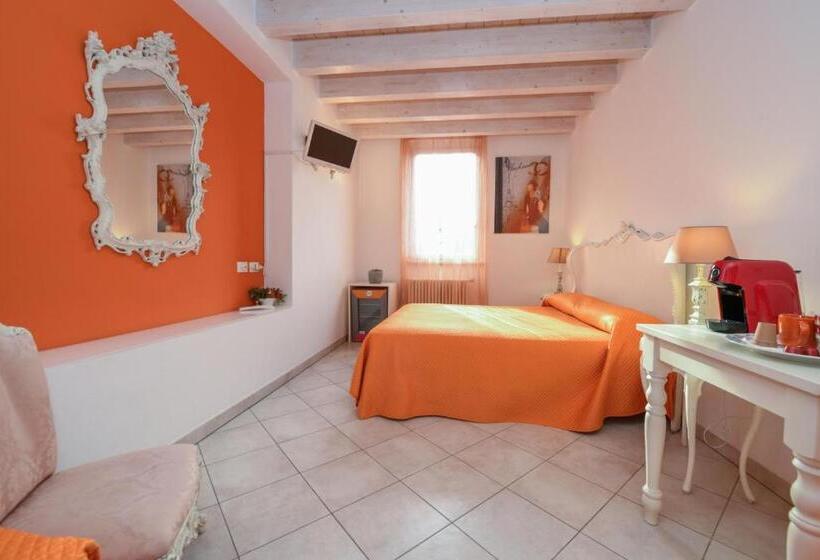 غرفة قياسية رباعية, Le Rêve   Lake View Rooms