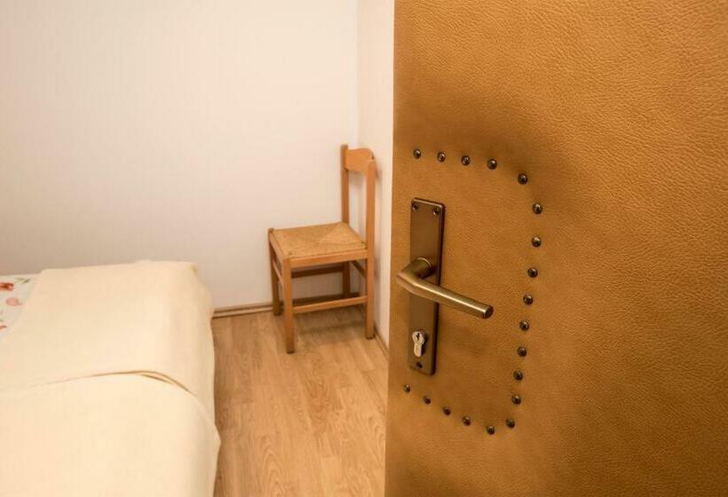 اتاق عادی, Accommodation Resman