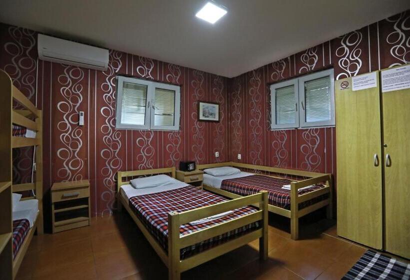 اتاق استاندارد چهارنفره با سرویس بهداشتی مشترک, Hostel 42