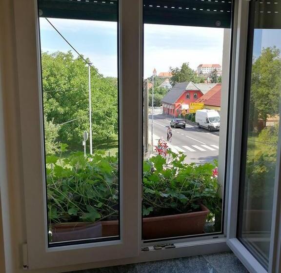 اتاق استاندارد با تخت‌های تاشو, Hostel Sonce