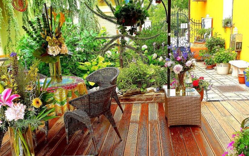 اتاق استاندارد با تخت‌های تاشو, Hostel Sonce