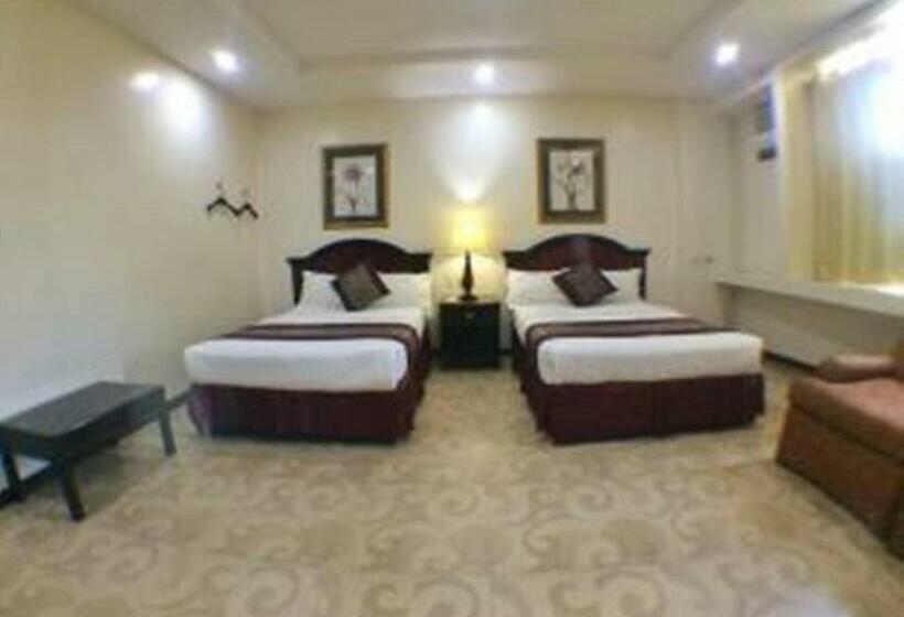 جناح إدارى, Cindy Kelly