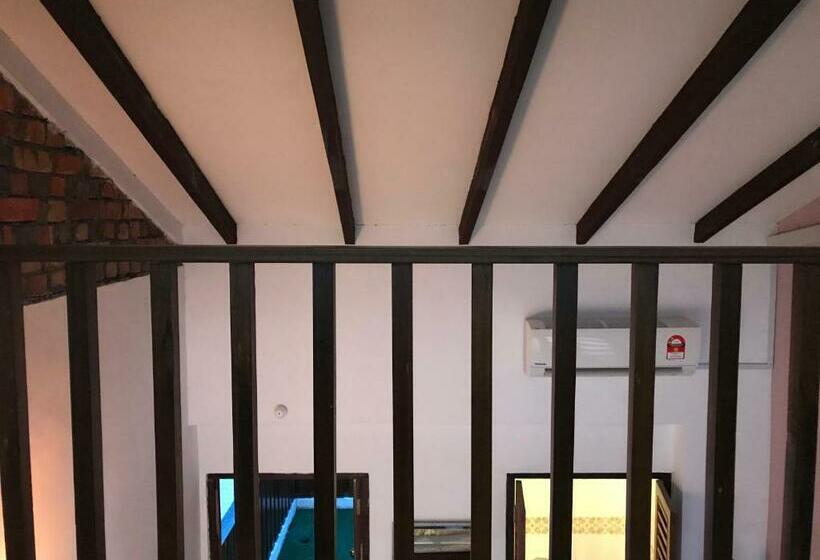 Четырехместный Номер Стандарт с Балконом, Rangoon Residence