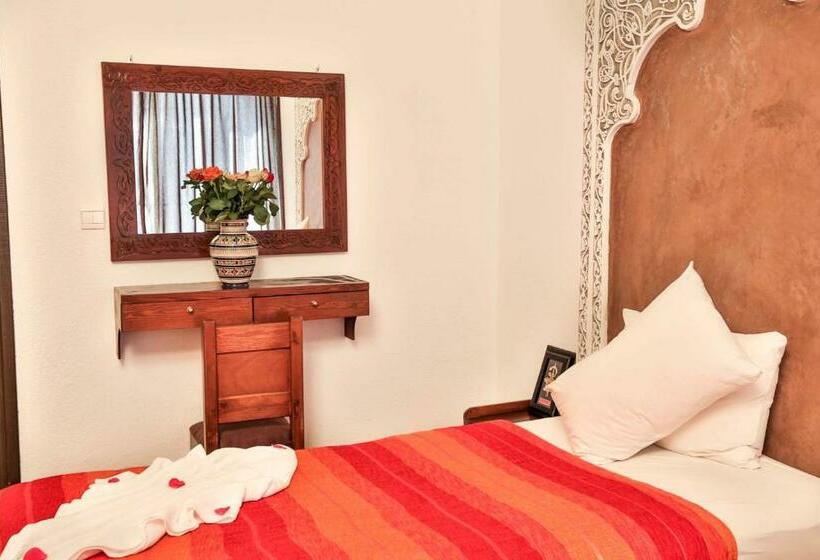Номер Стандарт, Riad Nakhla