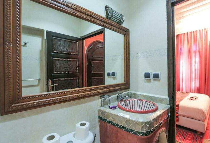Номер Стандарт, Riad Nakhla