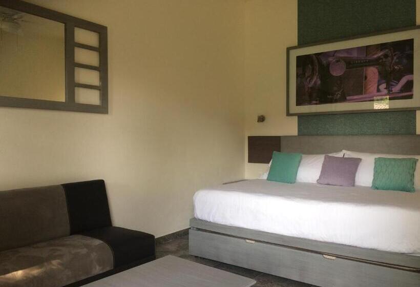 غرفة قياسية مطلّة علي الحديقة, Esmeralda