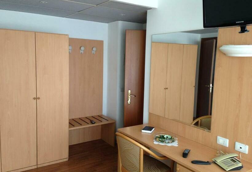 חדר סטנדרט לשלושה, Roma