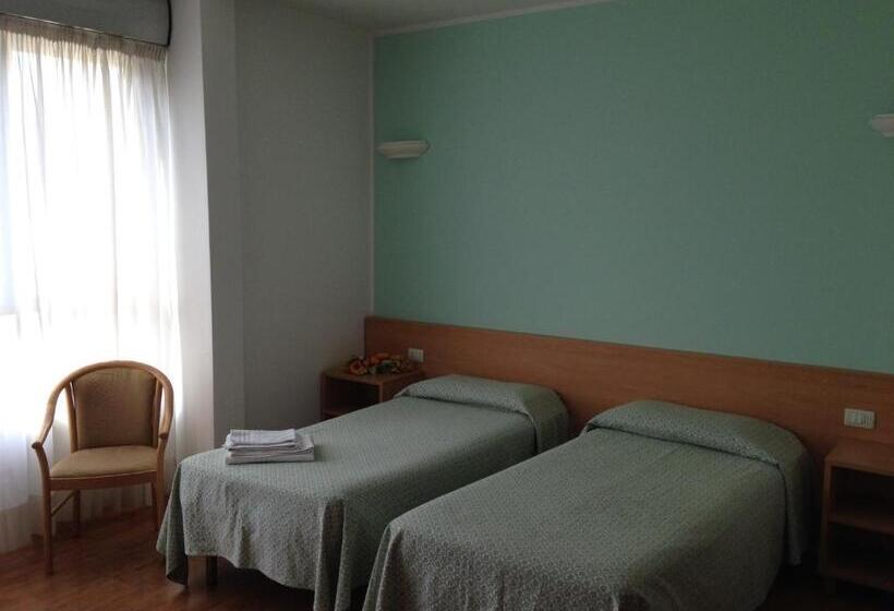 Четырехместный Номер Стандарт, Roma