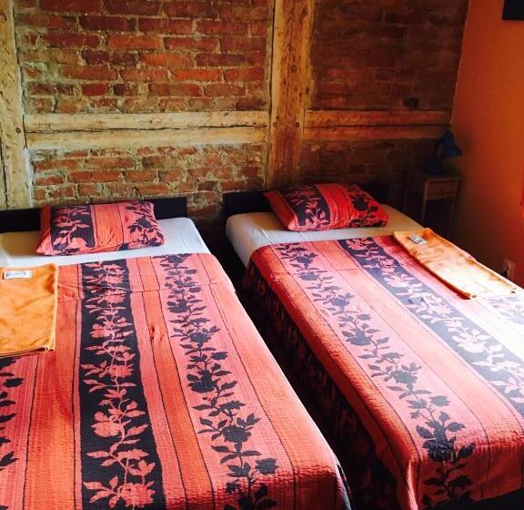اتاق استاندارد چهار تخته, Baltā Māja
