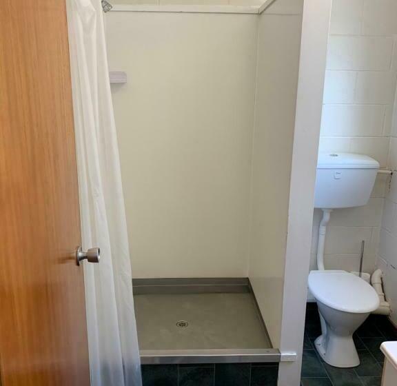 آپارتمان خانوادگی, Cumberland Motel
