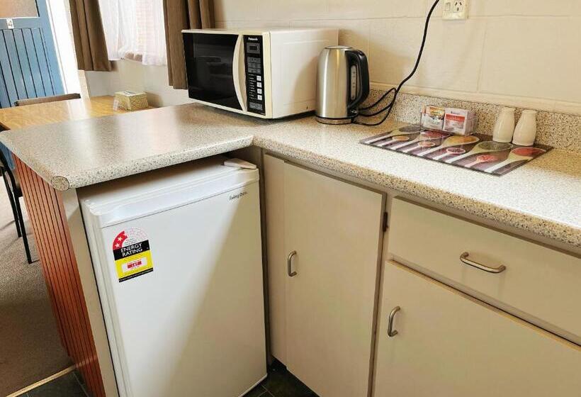 آپارتمان خانوادگی, Cumberland Motel
