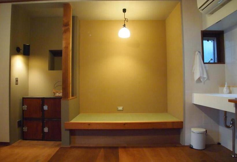 Четырехместный номер эконом класса с общей ванной комнатой, Yuzan Guesthouse