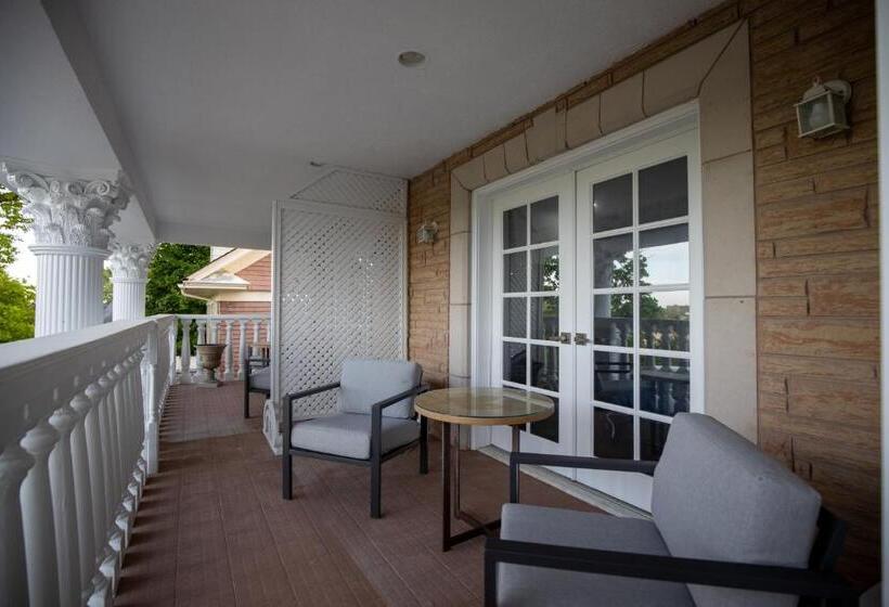 اتاق لوکس با بالکن, Niagara Luxury Suites