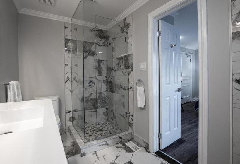 اتاق لوکس با بالکن, Niagara Luxury Suites