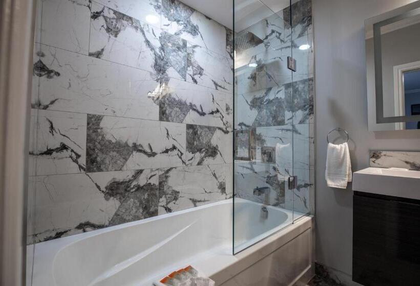 اتاق لوکس با بالکن, Niagara Luxury Suites