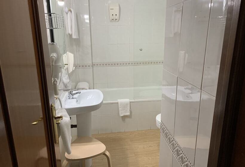 Номер Стандарт Трехместный, Hostal El Rocio