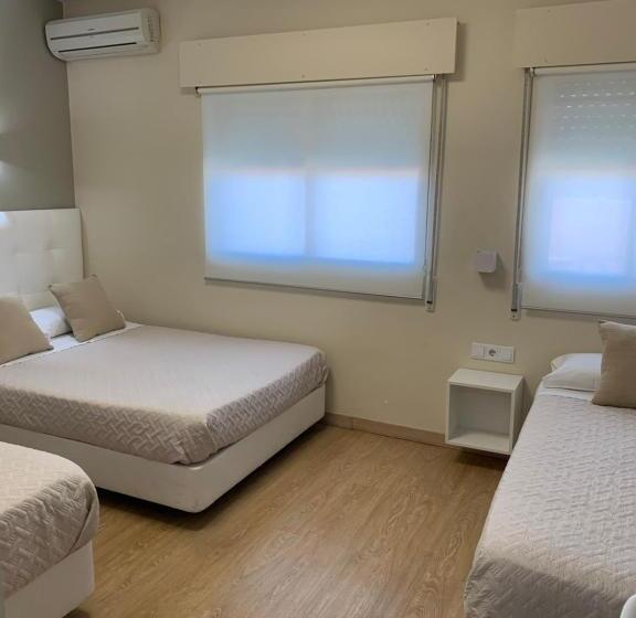 Номер Стандарт Трехместный, Hostal El Rocio