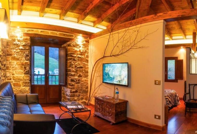 جناح ديلوكس, Casona De El Castaniu