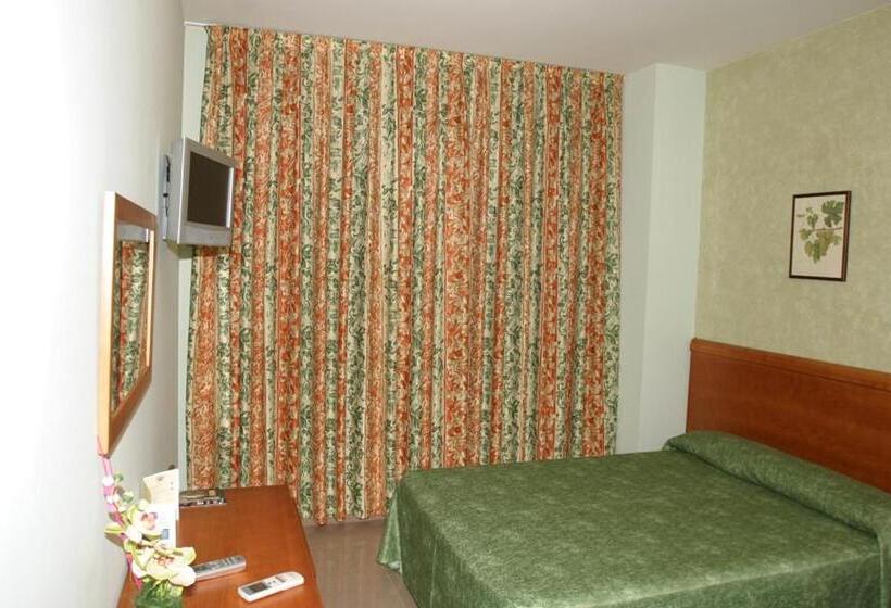 اتاق اکونومی, Fonda Neus