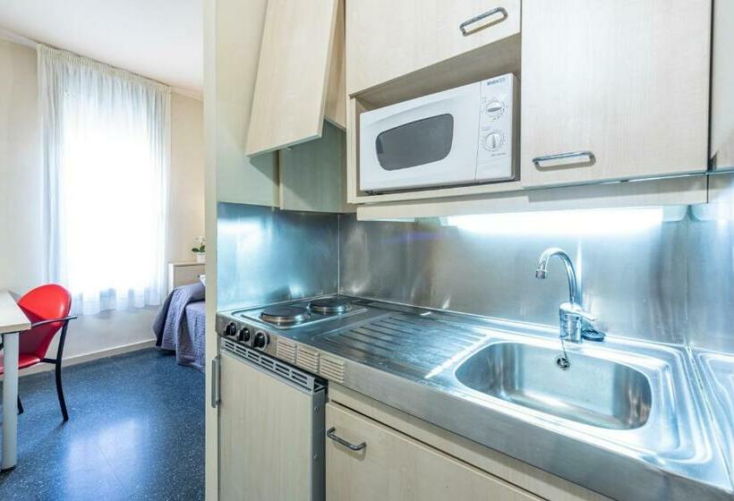 스탠다드 스튜디오, Residencia Universitaria Giner De Los Ríos