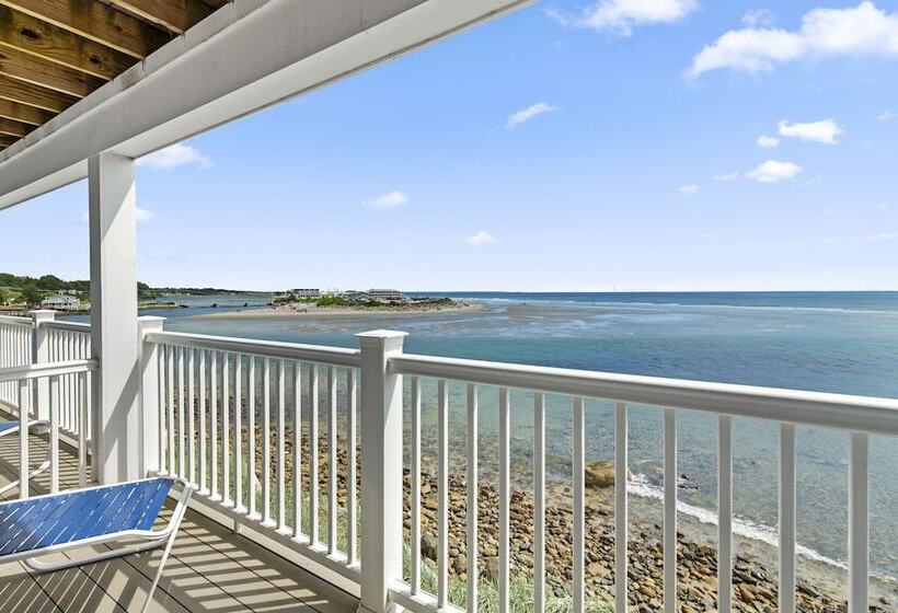 חדר סופריור לארבעה, The Sparhawk Oceanfront Resort