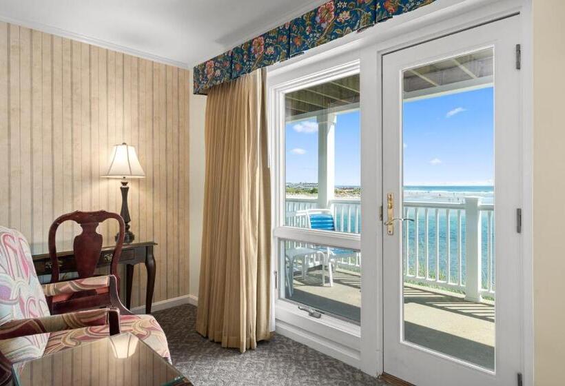 חדר סופריור לארבעה, The Sparhawk Oceanfront Resort