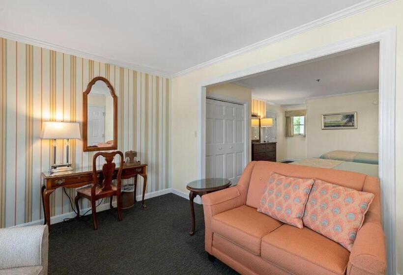 חדר סטנדרט לארבעה, The Sparhawk Oceanfront Resort
