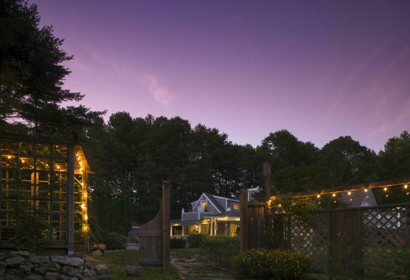 Номер Стандарт, Abbey's Lantern Hill Inn
