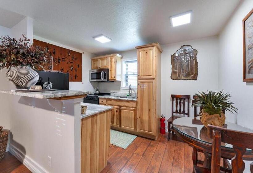 جناح إدارى, Stone Lizard Lodge