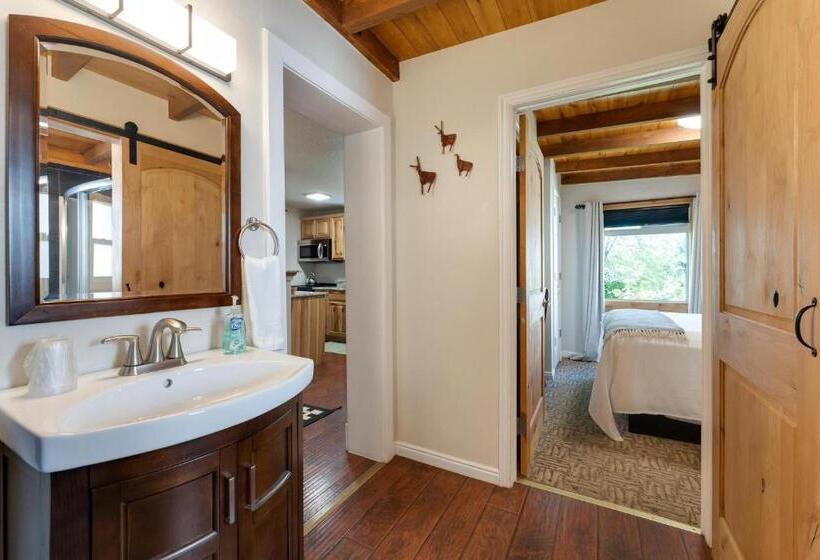 جناح إدارى, Stone Lizard Lodge