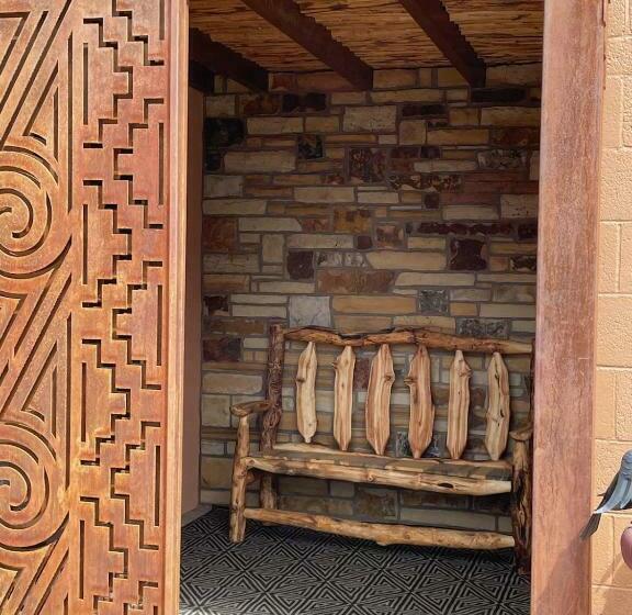 جناح إدارى, Stone Lizard Lodge