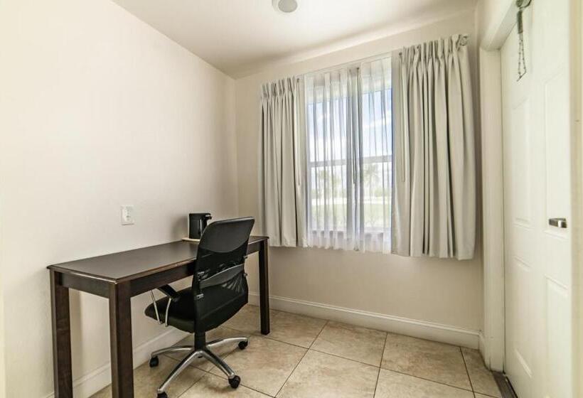 Номер Стандарт Кровать Кинг Адаптированный для Инвалидов, Everglades City Motel   Everglades Adventures Inn