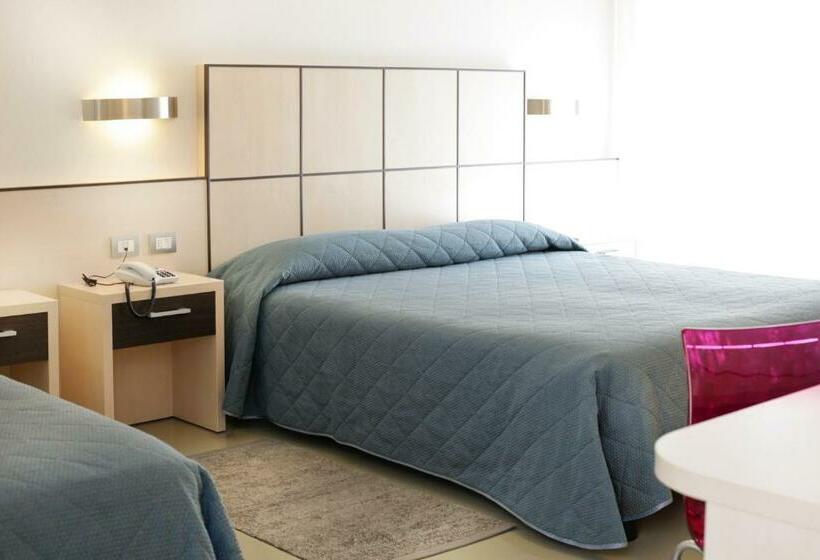 اتاق استاندارد سه تخته با چشمانداز استخر, Miorelli