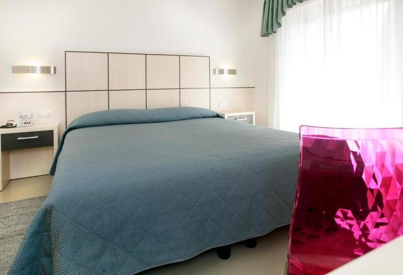 اتاق استاندارد سه تخته با چشمانداز استخر, Miorelli