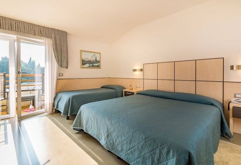 اتاق استاندارد سه تخته با چشمانداز استخر, Miorelli