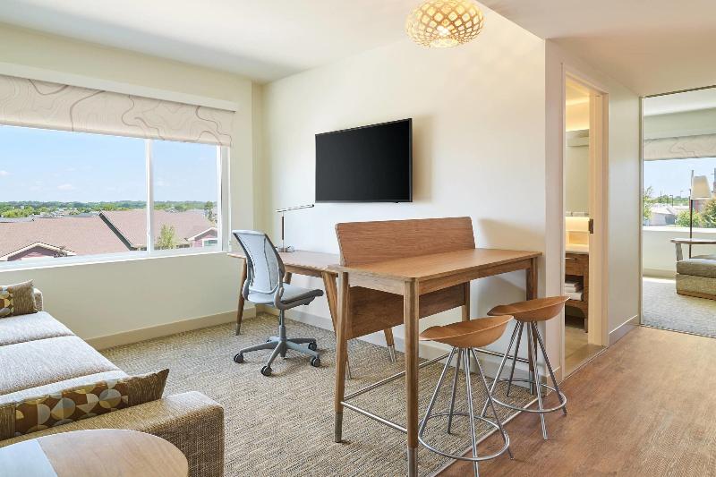 سوئیت اجرایی با تخت کینگ, Element West Des Moines